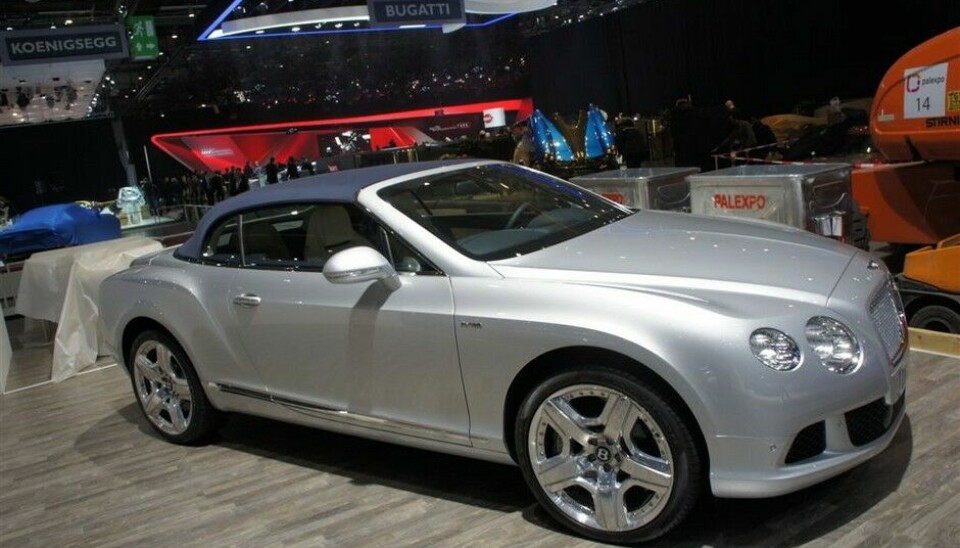 Genève - kvelden førDet sto en Bentley også hos Valmet. Finnene gjør cabrioleten.