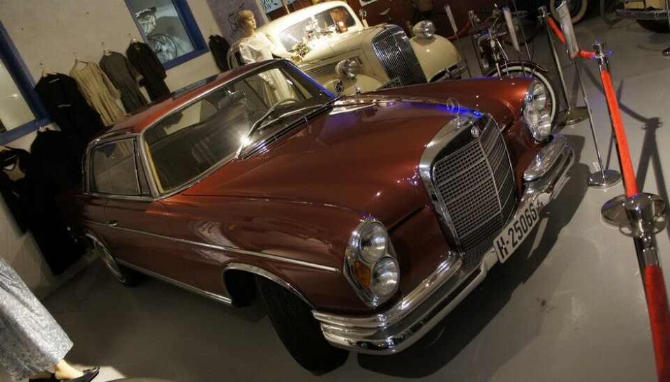 Z MuseumDenne har en spesiell historie. En Mercedes 250 SE Coupé fra 1966 som familien Thronsen har eid siden 1969. For noen år siden ble den sendt til fabrikken for full mekanisk overhaling, men interiøret ble ikke rørt. Siden han den(Foto: Jon Winding-Sørensen) Z MuseumDenne har en spesiell historie. En Mercedes 250 SE Coupé fra 1966 som familien Thronsen har eid siden 1969. For noen år siden ble den sendt til fabrikken for full mekanisk overhaling, men interiøret ble ikke rørt. Siden han den(Foto: Jon Winding-Sørensen)