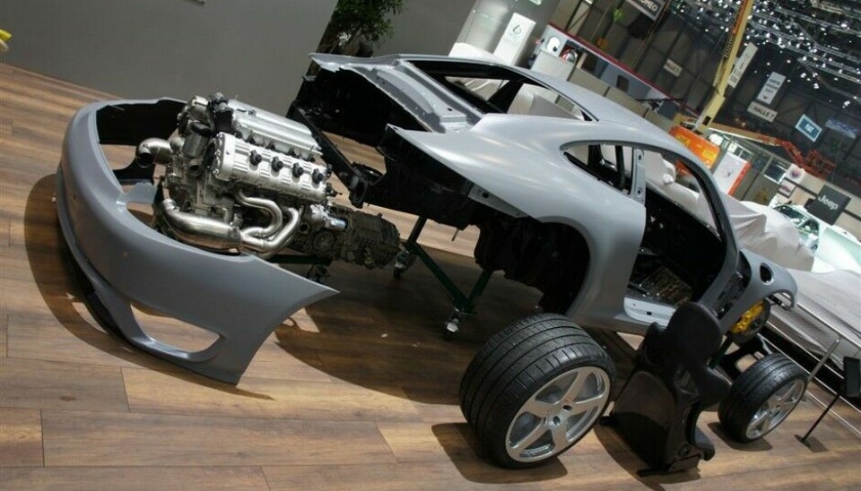 Genève - kvelden førEuf vil gjerne vise at han bygger egne biler. Inkl. egen V8 motor.