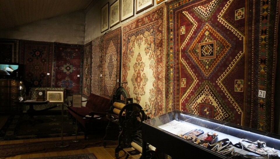 Z MuseumEksotisk innslag av håndknyttede tepper. Ikke bare fra Kina, Iran og Tyrkia, men også fra Norge. Og enestående kart høyt oppe på veggen. Blant annet et Norgeskart fra 1600-tallet som fremdeles viser Telemark som en hvit flekk. (Foto: Jon Winding-Sørensen)