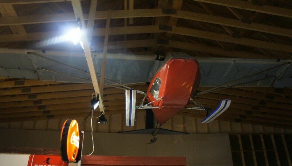 Z MuseumMens det oppunder taket plutselig henger et gammelt mikrofly. (Foto: Jon Winding-Sørensen)