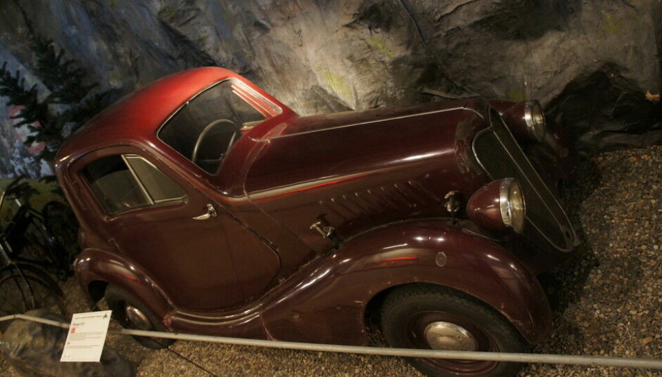 Norsk Kjøretøyhistorisk MuseumEn annen av Mustads biler. Denne gangen en litt annen størrelse. En smal en-seter med ganske mange Fiat Topolino-innslag. Fra 1935.
