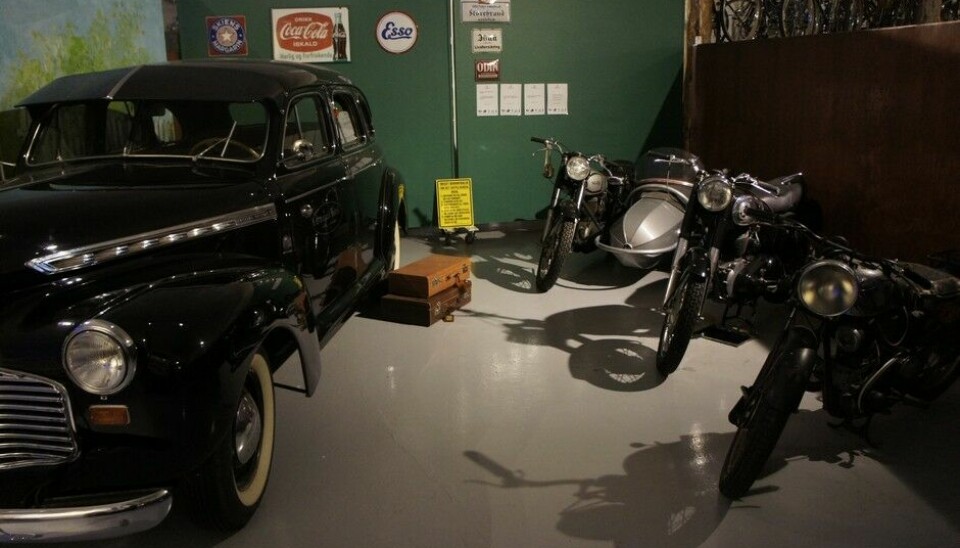 Z MuseumOg nærmest de engelske motorsyklene har Straand Hotell parkert sin hotellbil, en Chevrolet igjen  denne er fra 1941 og kom til Norge etter krigen. (Foto: Jon Winding-Sørensen)