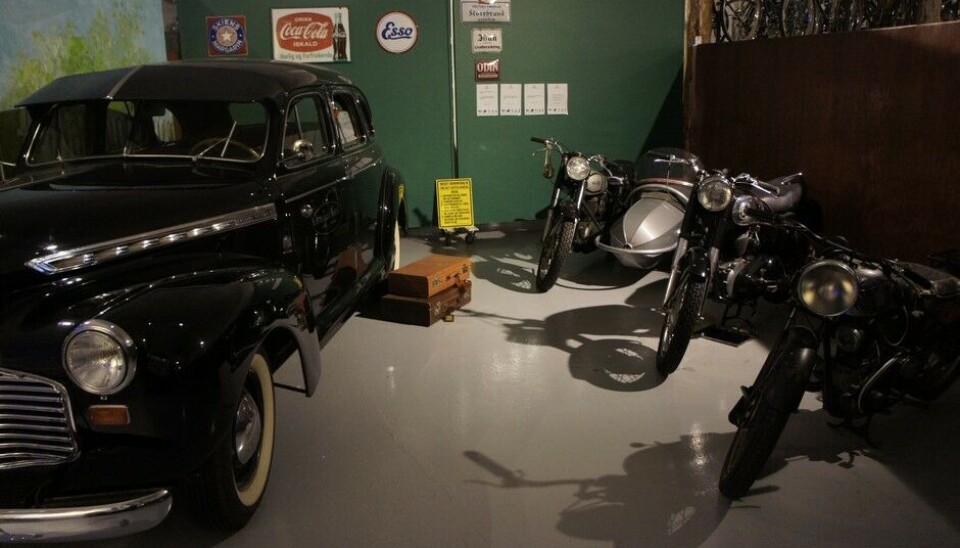 Z MuseumOg nærmest de engelske motorsyklene har Straand Hotell parkert sin hotellbil, en Chevrolet igjen denne er fra 1941 og kom til Norge etter krigen. (Foto: Jon Winding-Sørensen) Z MuseumOg nærmest de engelske motorsyklene har Straand Hotell parkert sin hotellbil, en Chevrolet igjen denne er fra 1941 og kom til Norge etter krigen. (Foto: Jon Winding-Sørensen)
