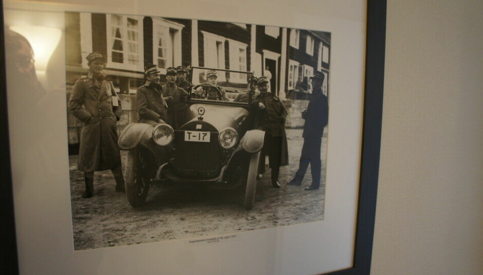 Norsk Kjøretøyhistorisk MuseumHer er militæret på besøk på hotellet. (Bilen er forresten en Buick som tilhørte kjøpmann Elias Nørve i Ålesund. Det visste ikke bildet!)
