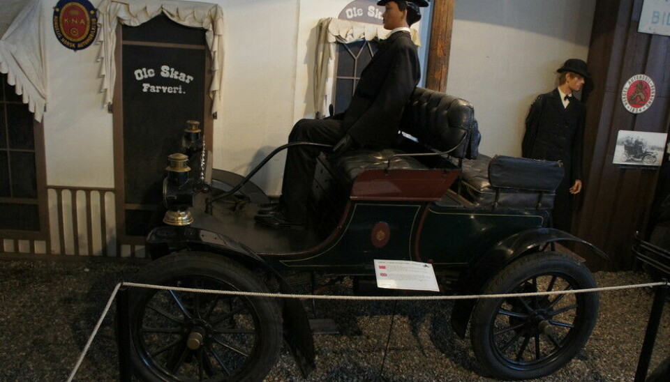 Norsk Kjøretøyhistorisk MuseumPlutselig ble forrige bilde'levende». På museet hadde man gjenskapt scenen, med akkurat den samme bilen  en Oldsmobile fra 1904.
