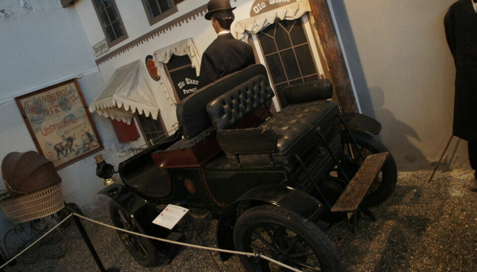 Norsk Kjøretøyhistorisk MuseumAnders Skar kjøpte Lillehammers første bil, en Oldsmobile Curved Dash hos Gjestvang i Oslo i 1904. Da han skulle kjøre den hjem måtte han frakte den med hest over Stangebrua. Amtmannen nektet ham kjøretillatelse der fordi bilen var utstyrt med'eksplosjon