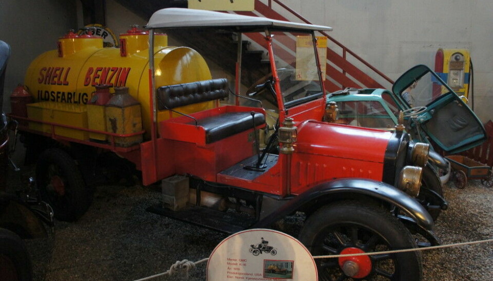 Norsk Kjøretøyhistorisk MuseumDette var opprinnelig en K-16 lastebil fra GMC, men ved hjelp fra Shell har museet bygget den om til en veldig riktig (1919-modell) tankvogn. Selv med karbidlykter er den godkjent til bensintransport i dag.