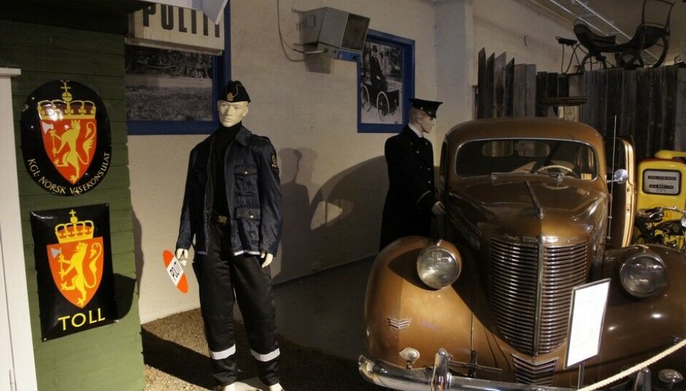 Z MuseumEtter tog kommer toll. Disse tollerne kan åpenbart velge mellom en 5-liters Chrysler Imperial fra 1938 (som fremdeles ikke har gjort sine første 100.000 km.) eller en Sachs Victoria lett motorsykkel fra 1936. (Foto: Jon Winding-Sørensen) Z MuseumEtter tog kommer toll. Disse tollerne kan åpenbart velge mellom en 5-liters Chrysler Imperial fra 1938 (som fremdeles ikke har gjort sine første 100.000 km.) eller en Sachs Victoria lett motorsykkel fra 1936. (Foto: Jon Winding-Sørensen)