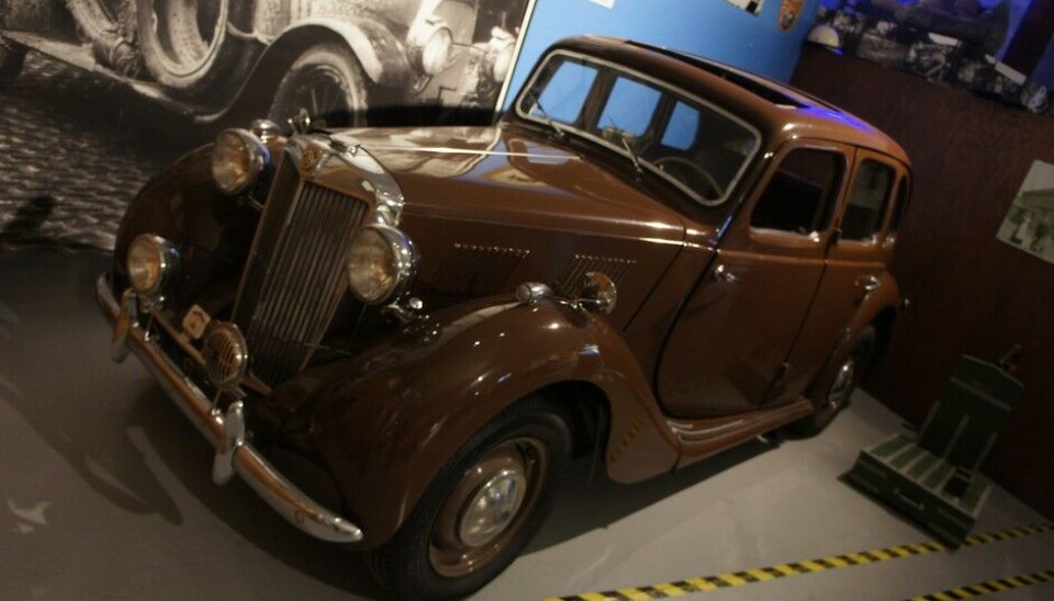 Z MuseumEn virkelig sjeldenhet. EN MG YA med fire dørs Saloon karosseri. Ser man godt etter, finner man instrumentene innrammet av det MG-typiske octagonet. Bilen er fra 1949. (Foto: Jon Winding-Sørensen) Z MuseumEn virkelig sjeldenhet. EN MG YA med fire dørs Saloon karosseri. Ser man godt etter, finner man instrumentene innrammet av det MG-typiske octagonet. Bilen er fra 1949. (Foto: Jon Winding-Sørensen)