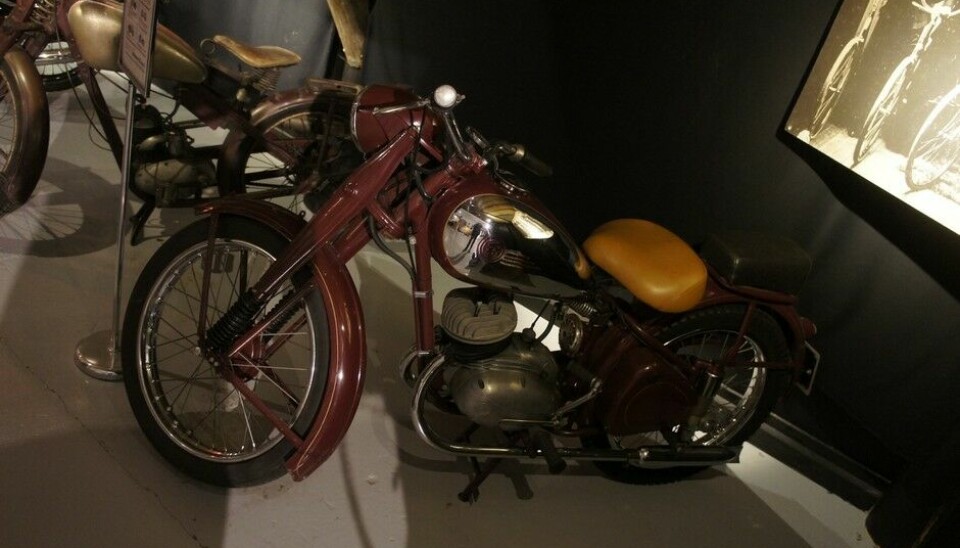 Z MuseumVed siden av folklore-innslaget finner vi andre motorsykler. Den populære CZ 150 fra midten av 50-tallet, for eksempel, en Jawa Robot fra 1938, men som ble solgt i Norge etter krigen. Videre en Dürkopp fra 1937, en Termoped med Victoria motor og både en Tomahawk og en 125 fra Tempo. (Foto: Jon Winding-Sørensen)