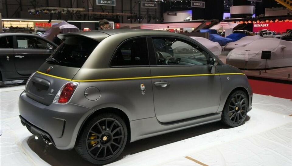 Skjevt blikk på GenèveDet finnes ingen grenser for Abarths variasjonsrikdom. Og alle er like lekre. To matte gråtoner og diskret gult - kan det gjøres bedre? Skjevt blikk på GenèveDet finnes ingen grenser for Abarths variasjonsrikdom. Og alle er like lekre. To matte gråtoner og diskret gult - kan det gjøres bedre?