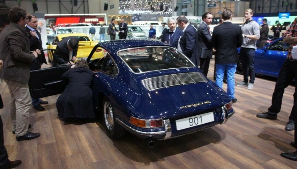 Skjevt blikk på GenèvePorsche venter nok til Frankfurt med å feire 50 år for 911. Så da var det opp til Ruf å minne om jubileet. Han hadde også vett på å betegne den 901 og ikke 911. Skjevt blikk på GenèvePorsche venter nok til Frankfurt med å feire 50 år for 911. Så da var det opp til Ruf å minne om jubileet. Han hadde også vett på å betegne den 901 og ikke 911.