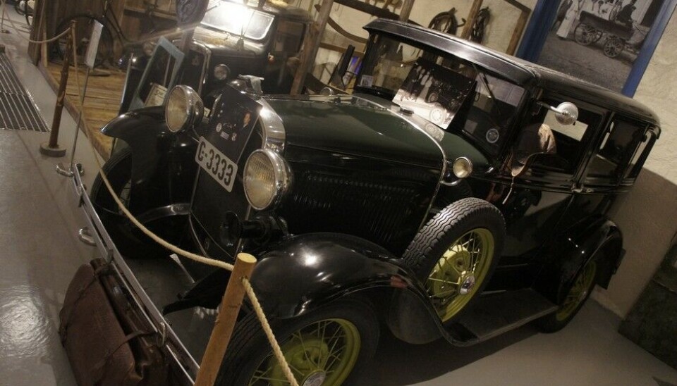 Z MuseumPlutselig sto det tre Forder der. Den grønne A-Forden fra 1931, helt urestaurert, som ble brukt ved åpningen av Think-fabrikken. En T-Ford fra 1926 med samme nummer den opprinnelig ble registrert på. Restaurert i 2004. Og enda en A Ford som ble funnet i skogen i 1985, og deretter nennsomt gjenoppbygget. (Foto: Jon Winding-Sørensen) Z MuseumPlutselig sto det tre Forder der. Den grønne A-Forden fra 1931, helt urestaurert, som ble brukt ved åpningen av Think-fabrikken. En T-Ford fra 1926 med samme nummer den opprinnelig ble registrert på. Restaurert i 2004. Og enda en A Ford som ble funnet i skogen i 1985, og deretter nennsomt gjenoppbygget. (Foto: Jon Winding-Sørensen)