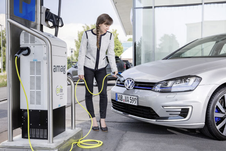Tyskerne åpner for å gi 4000 euro i støtte til dem som kjøper elektrisk bil. Da kan det bli attraktivt å plugge inn.