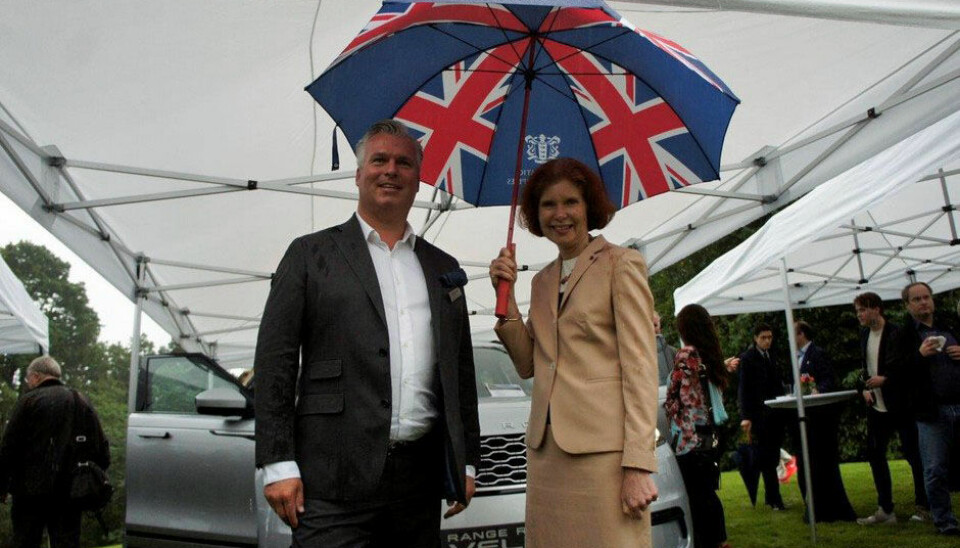 Insignia lanserer Range Rover Velar ved den britiske ambassadenAmbassadør Sarah Gillett og Insignias Thomas Øvreseth