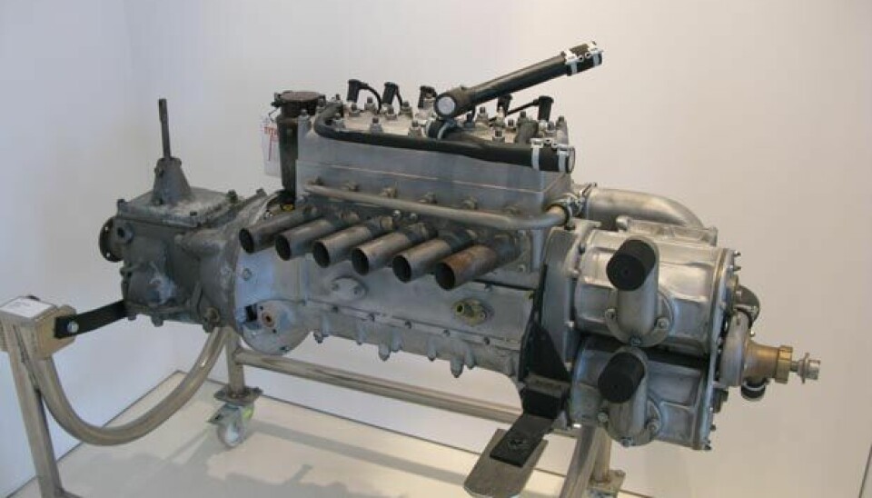 Protyp-museet i HamburgEn praktfull Zollermotor fra 1934. 1,5 liter og 200 hk. 6 sylindre, med motgående stempler og to-takts forbrenning. Navnet Zoller betyr selvfølgelig kompressor.$Foto: Jon Winding-Sørensen