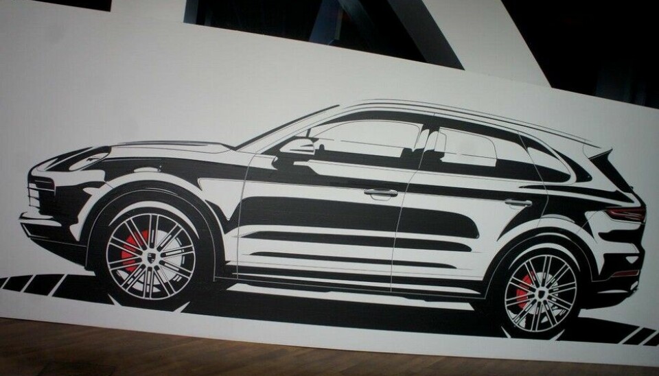 Porsche Cayenne-lanseringDesignerne hadde også tatt med seg en fullskala teip-tegning - Foto: Jon Winding-Sørensen