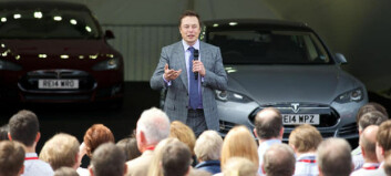 Elon Musk mellom stive permer