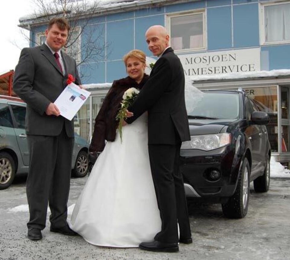 Roger Krutå overrekker premien til brudeparet Einrem