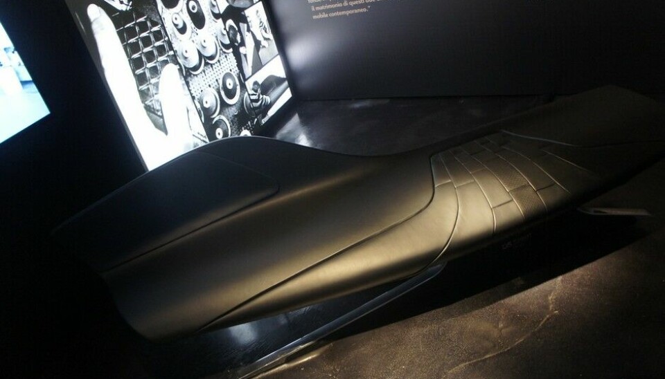 Møbelmesse i MilanoInne i Milanos kuleste sjappe, Corso Como 10, hadde Citroën plassert sin DS-inspirerte sofa.