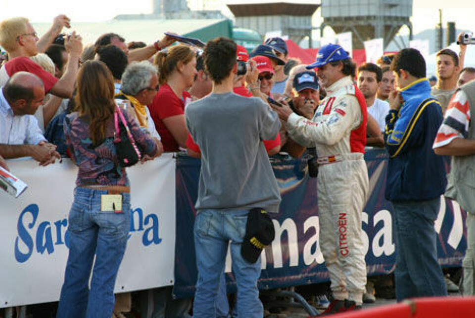 En blid Carlos Sainz møter fans i Ã¥rets Rally Italia SardiniaEn blid Carlos Sainz møter fans i årets Rally Italia Sardinia