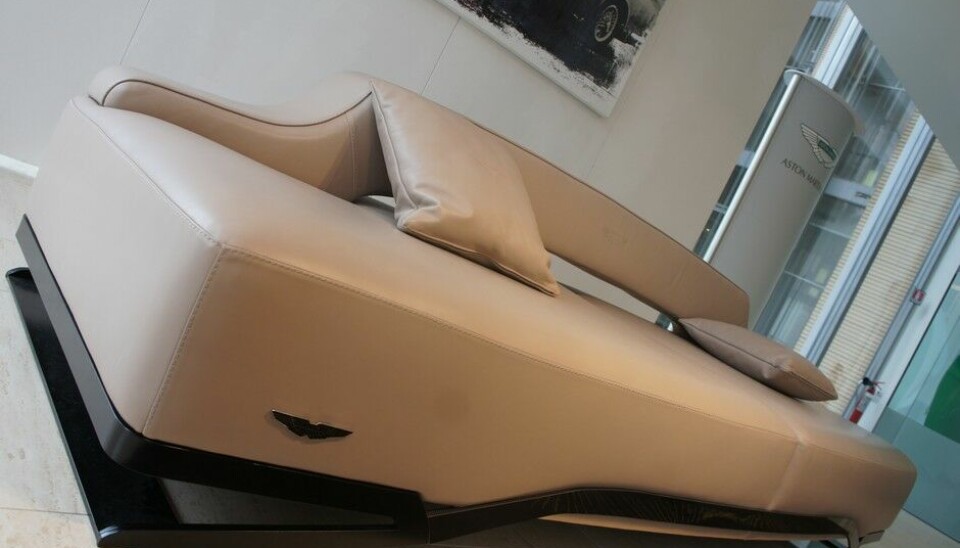Møbelmesse i MilanoAston Martin sofa med logo og i dynamisk vinkel