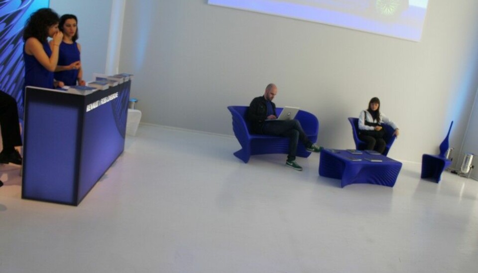 Møbelmesse i MilanoRenaults hadde møbler i den helt spesielle Twinz blåfargen.