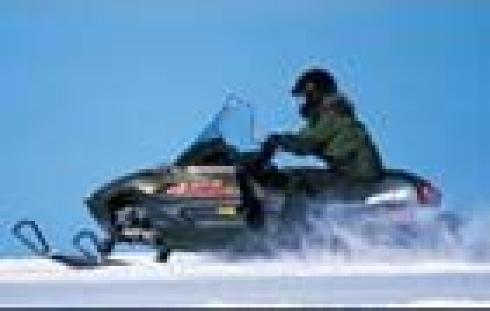 Snøscooter: Påbudt med hjelm!