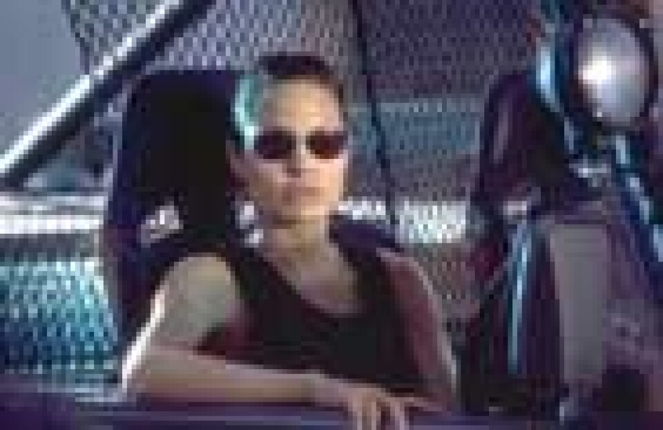 Lara Croft kjører Defender