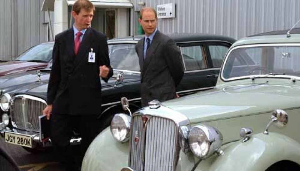 Prins Edward med Dronningens Rover P5 i bakgrunnen