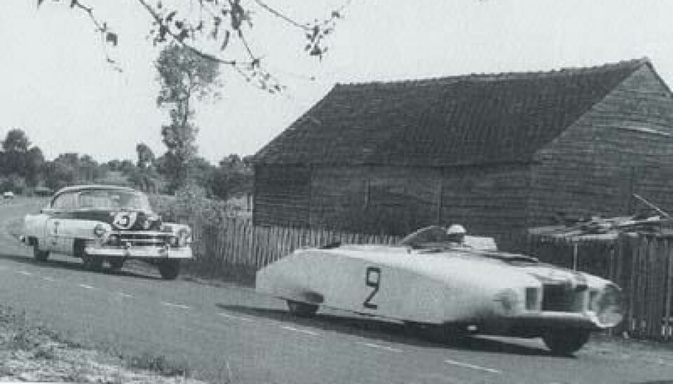 En standard Cadillac og 'Le Monstre', Le Mans 1950- 'Le Monstre'- 'Le Monstre'