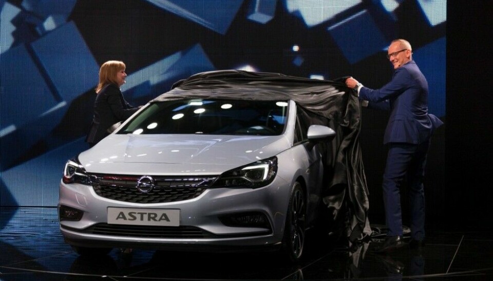 Opel avduker ny Astra i FrankfurtGMs toppsjef Mary Barra og Opel-sjef Dr. Karl-Heinz Neumann