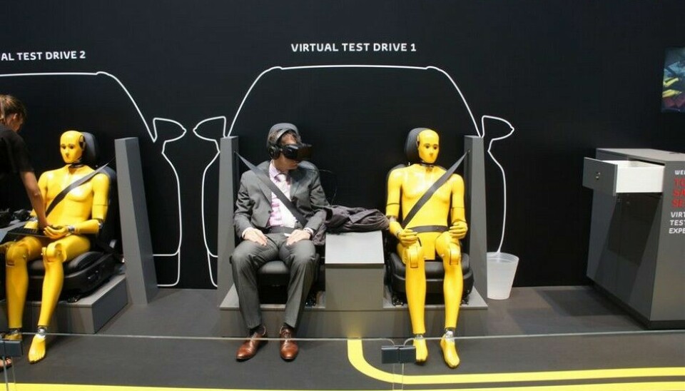 Bildebrev fra Frankfurt - del 2Hvor virtuell kan denne testturen være når han ikke en gang beveger hendene  enn si hodet? (Jeg mener han i midten).Foto: Jon Winding-Sørensen