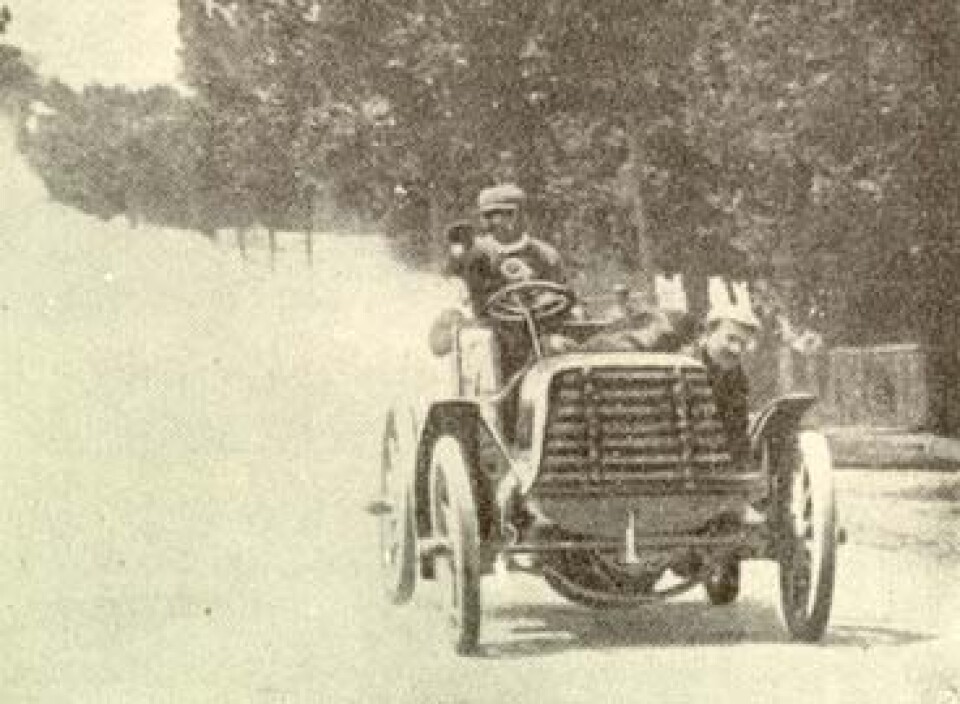Charron ankommer Lyon som vinner av Gordon-Bennett løpet 1900 mens Fournier holder vannpumpa