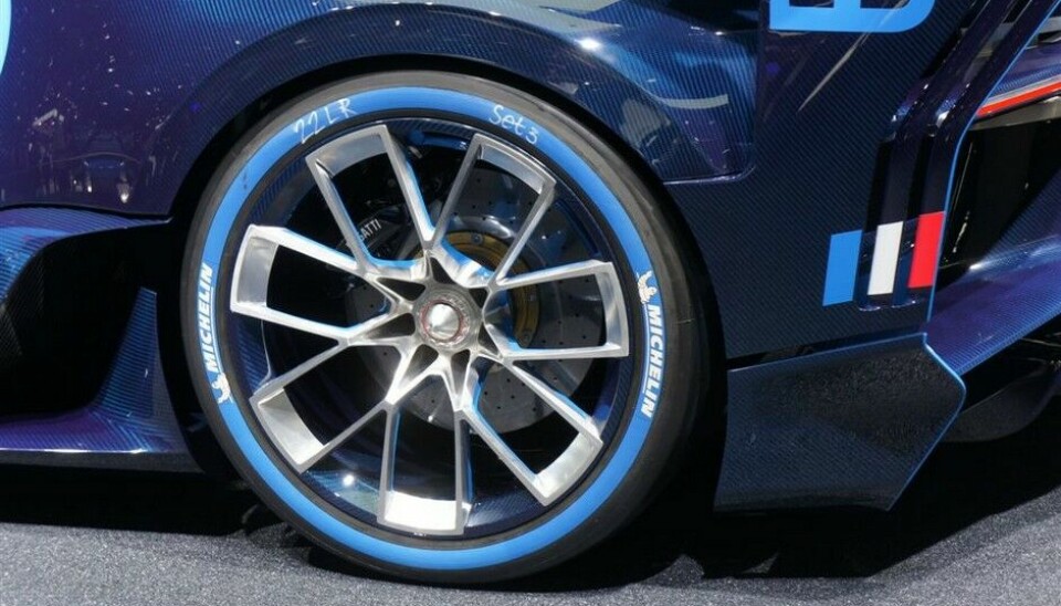 Bildebrev fra Frankfurt - del 2Morsom finte hos Bugattis Vision GT-bil. Tilsynelatende krittmerker på dekksidene. Slikt lukter det ekte racing av.Foto: Jon Winding-Sørensen