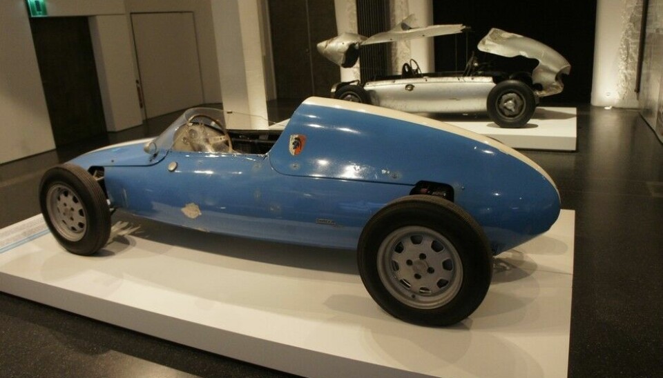 Prototyp MuseumBilen hadde en Ford motor på 1100 ccm trimmet til 85 hk, den veide 430 kg og gjorde 217. Vi er i 1960.