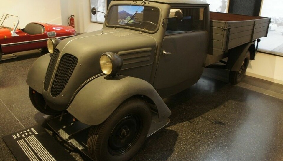 Prototyp MuseumLiten motor, 594 ccm, 19 hk, 1150 kg og 72 km/t. 1937 er året.