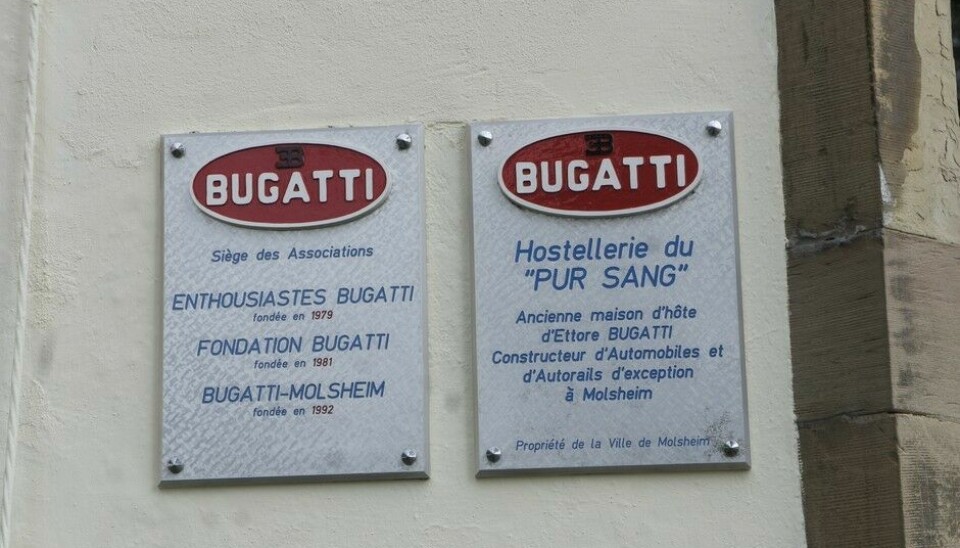 Bugatti fra en annen vinkelDet finnes flere Bugatti-organisasjoner i byen.