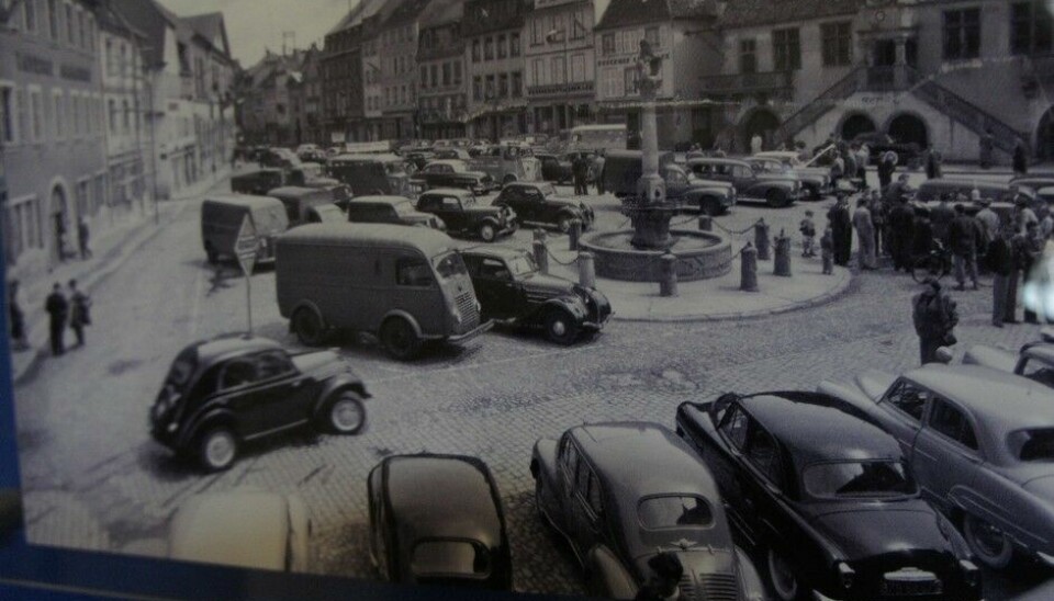 Bugatti fra en annen vinkelTrafikkork i Molsheim, tidlig 60-tall