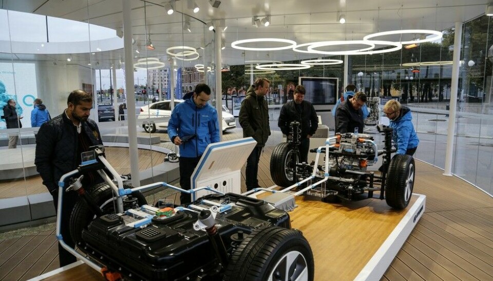 Hyundai Ioniq-lansering i OsloInteresserte tilskuere studerer teknikken