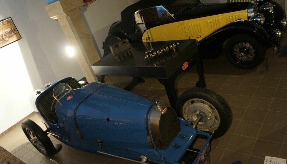 Bugatti fra en annen vinkelOg ved siden av står det en Type 57  med Stelvio-type karosseri fra 1936