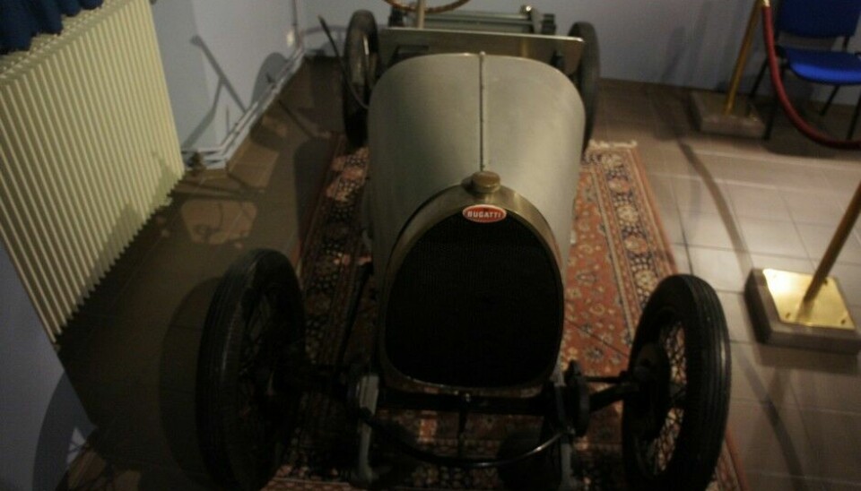 Bugatti fra en annen vinkelDen tredje bilen er det første eksemplet på hestesko-fronten.  På en Type 13.