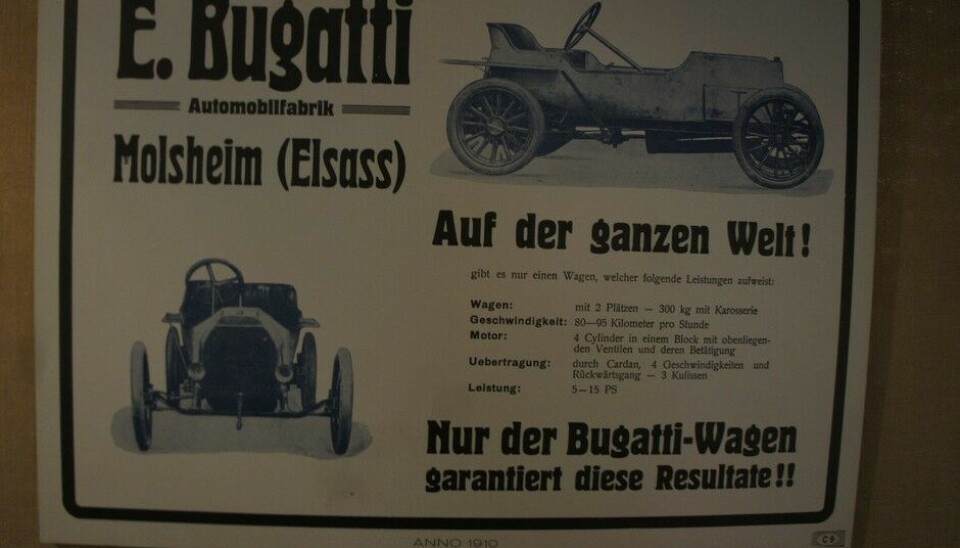 Bugatti fra en annen vinkelBugattis aller tidligste biler hadde enda ikke fått den karakteristiske fronten som lever helt til i dag.