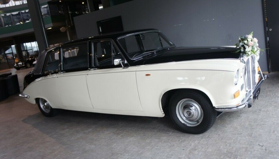 PantheonPå gulvet møtte vi først en svær Daimler limousine, pyntert til bryllup PantheonPå gulvet møtte vi først en svær Daimler limousine, pyntert til bryllup