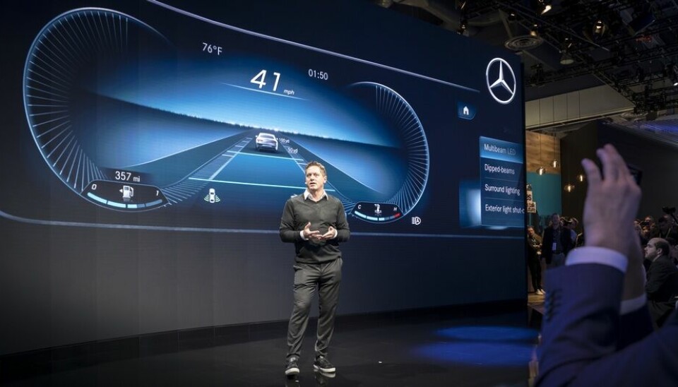 MBUX (high spec)Mercedes' designsjef Gordon Wagener foran instrumentskjermen i førerstøttemodus