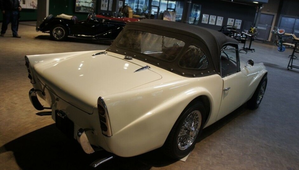 Pantheon...og der sto en Daimler Dart, stygt platkarosseri Pantheon...og der sto en Daimler Dart, stygt platkarosseri