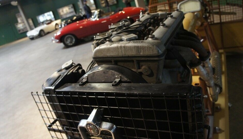 PantheonOg bak en nydelig Alfa motor skimtet vi en åpen E-Type og en plasthvit Daimler PantheonOg bak en nydelig Alfa motor skimtet vi en åpen E-Type og en plasthvit Daimler
