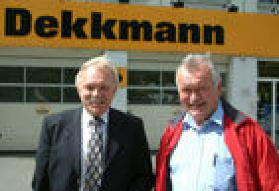 Dekkmann inn på bilpleie og oljeskift